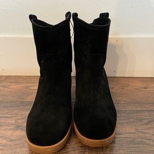 NEW NEVER WORN Cate Chelsea boots black suede Heels size 7.5